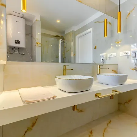 Irini Luxury Alojamento de Acomodação e Pequeno-almoço