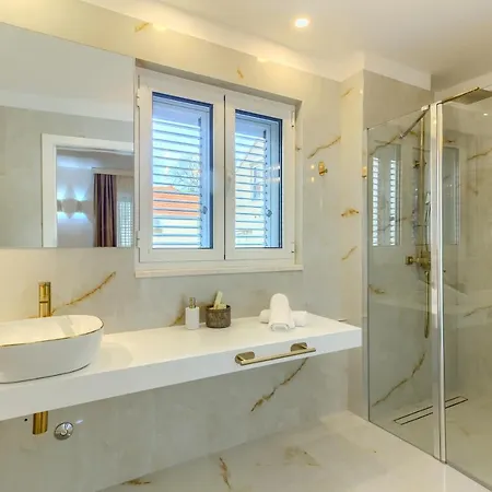 Nocleg ze śniadaniem Irini Luxury 4*