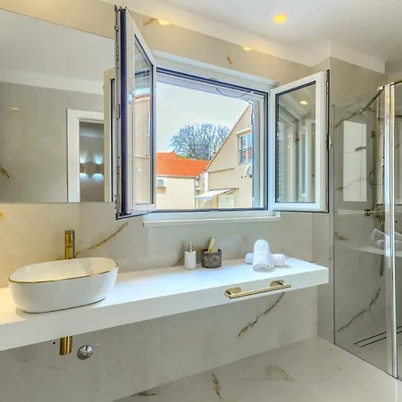 Nocleg ze śniadaniem Irini Luxury 4*