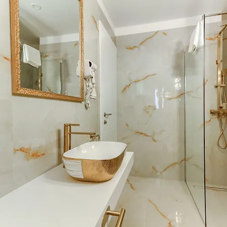 Irini Luxury 4*